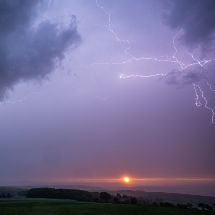 Der DWD hat eine Gewitter-Warnung herausgegeben (Symbolbild).