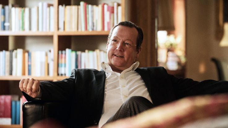 Robert Rediger (Matthias Brandt), der neue Präsident der Pariser Universität, schwärmt über den religiösen Islam.