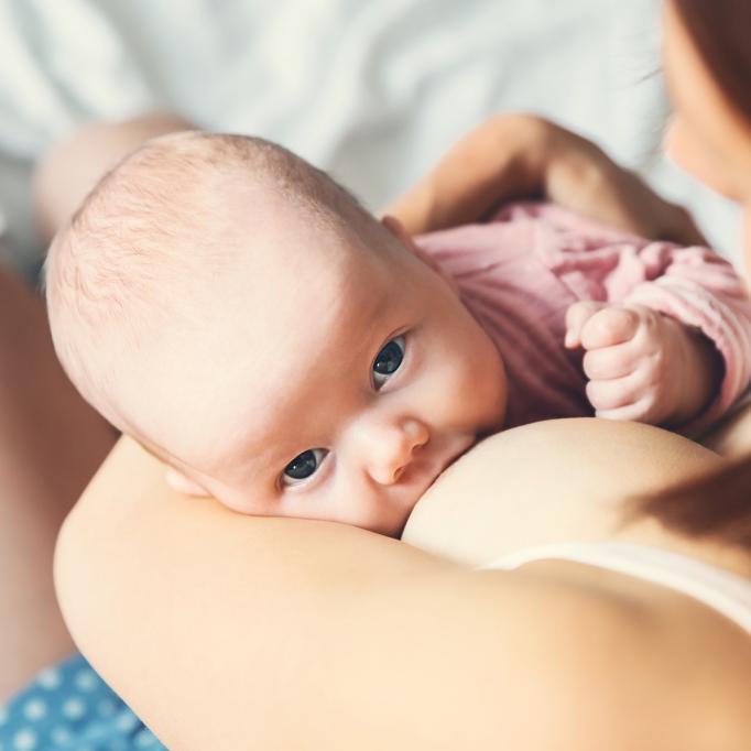 Ärzte begeistert! Erste Transgender-Frau stillt Baby