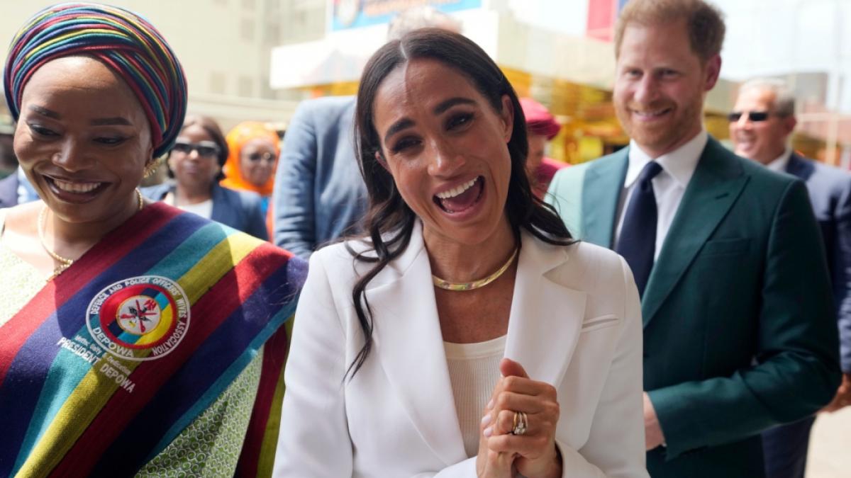 Auf ihrer Nigeria-Reise werden Meghan Markle und Prinz Harry auf Schritt und Tritt beobachtet. (Foto)