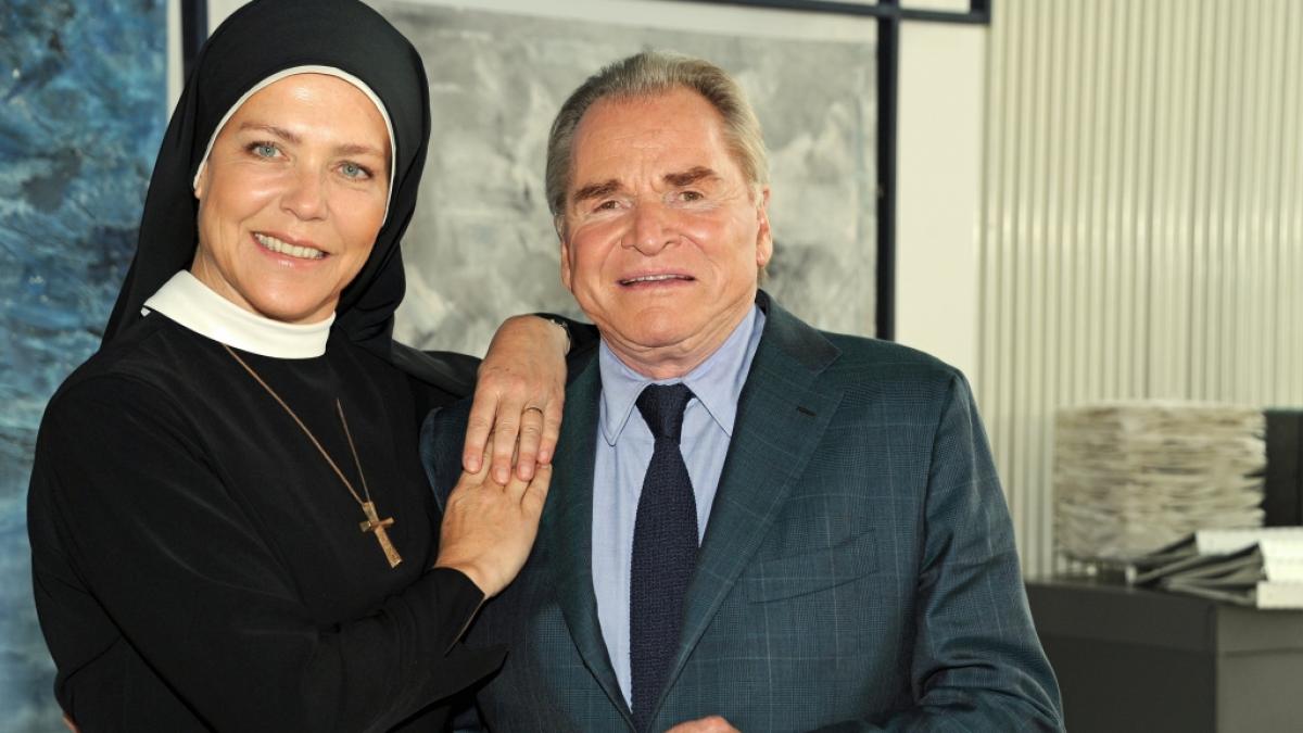 Nach 20 Jahren ist Schluss: Die letzte Folge der Erfolgsserie "Um Himmels Willen" mit Janina Hartwig und Fritz Wepper wird am 15.06.2021 in der ARD ausgestrahlt. (Foto)