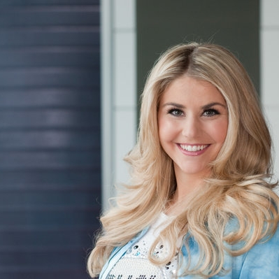 Er tut es wieder! Maxi Arland baggert Beatrice an