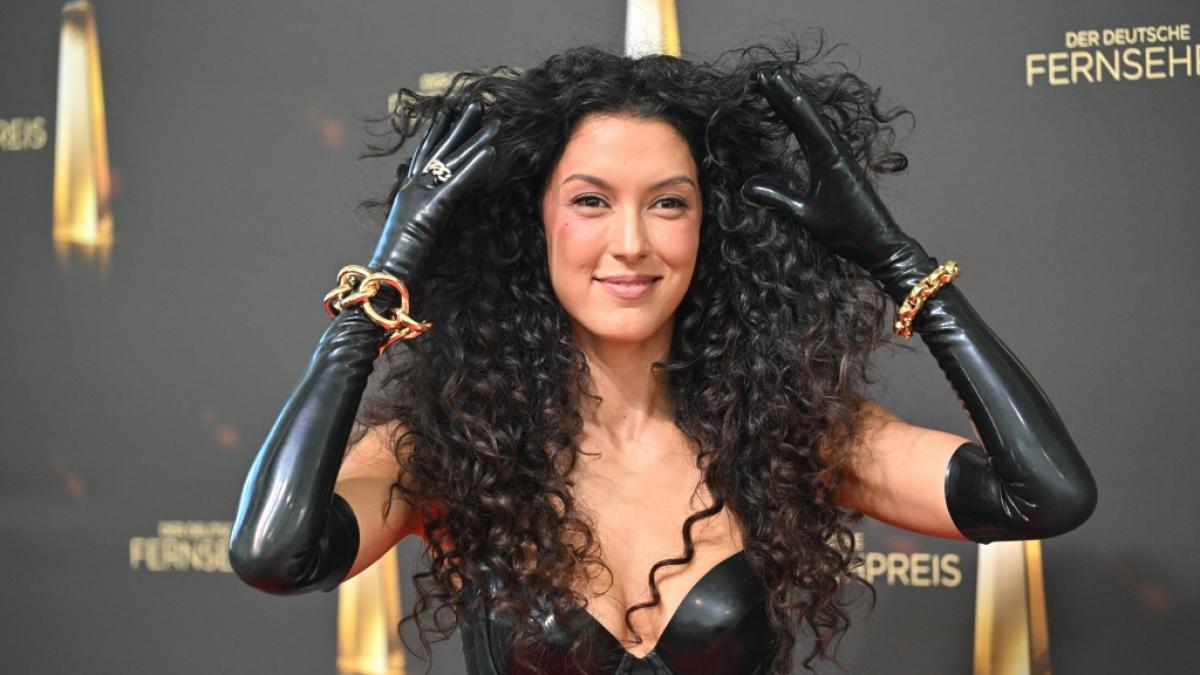 Ihre langen dunklen Haare hatte Rebecca Mir zu einer wilden Lockenm&auml;hne gestylt. (Foto)