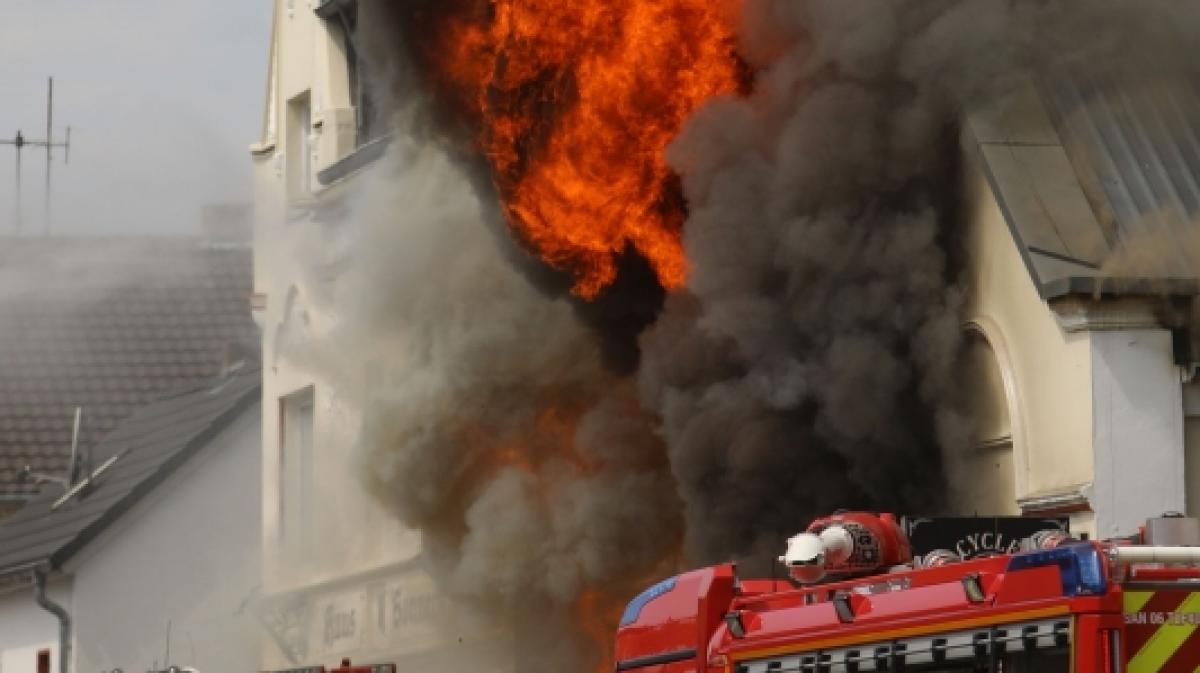 Ein Motorradladen ist in Sankt Augustin im Rhein-Sieg-Kreis in Brand geraten. Zahlreiche Einsatzkr&auml;fte sind am Sonntag ausger&uuml;ckt, zwei Feuerwehrleute &uuml;berlebten den Einsatz nicht. (Foto)