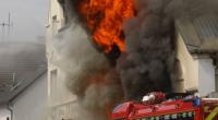Ein Motorradladen ist in Sankt Augustin im Rhein-Sieg-Kreis in Brand geraten. Zahlreiche Einsatzkräfte sind am Sonntag ausgerückt, zwei Feuerwehrleute überlebten den Einsatz nicht.