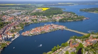 Der Fleesensee umschließt die Insel-Stadt Malchow in Mecklenburg-Vorpommern. Er ist nur eines von zahlreichen Gewässern, die miteinander ...