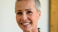 Wen begrüßt Moderatorin Sonja Zietlow 2023 im Dschungelcamp?
