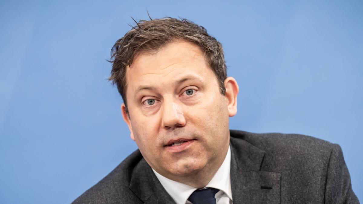 Lars Klingbeil will Steuersenkungen gegen hohe Benzinpreise umsetzen. (Foto)