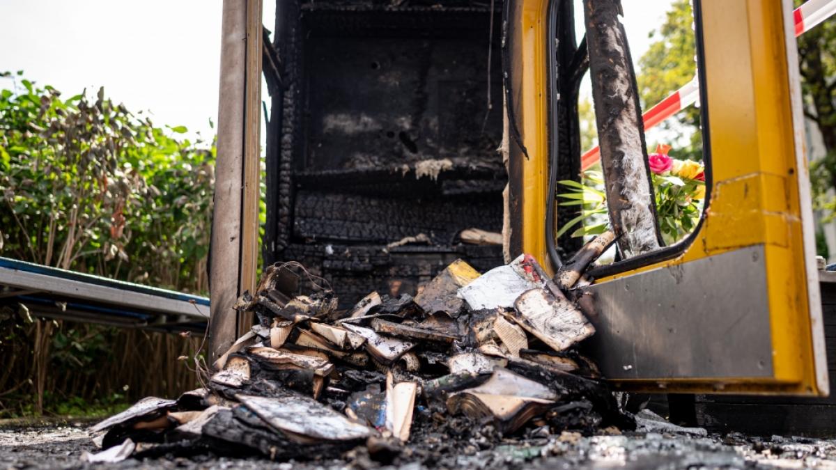 Eine B&uuml;cherbox am Holocaust-Mahnmal "Gleis 17" wurde in Brand gesetzt. (Foto)