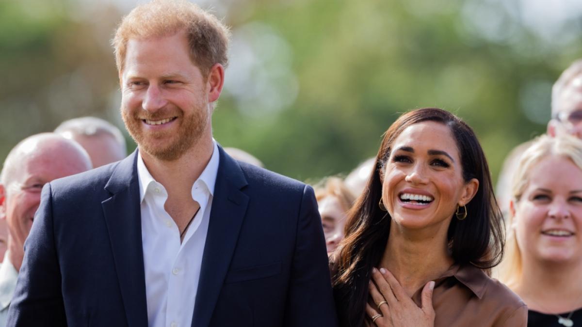 Noch lachen Prinz Harry und Meghan Markle, doch den Exil-Royals k&ouml;nnte schon bald die Ausweisung aus den USA und der Verlust ihrer Luxus-Villa drohen. (Foto)