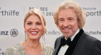 Entertainer Thomas Gottschalk steht mit seiner Ehefrau Karina beim 50. Ball des Sports auf dem roten Teppich.
