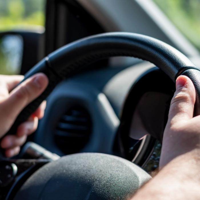 Völlig irre! Unfallfahrer stiehlt Auto von Ersthelfer - inklusive Beifahrerin!
