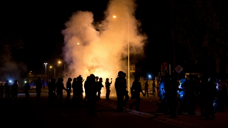 Polizeibeamte im sächsischen Heidenau. Ende August 2015 war es in dem Ort zu Ausschreitungen zwischen Polizei und Asylgegnern gekommen. Grund dafür war die Unterbringung von 250 Migranten in einem ehemaligen Baumarkt.