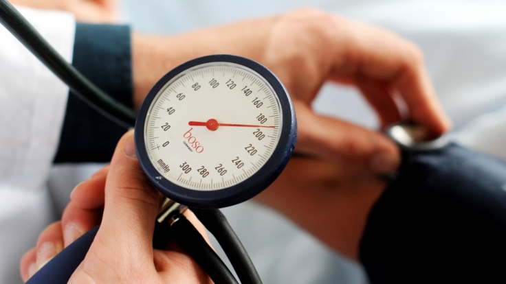 Ein Arzt misst den Blutdruck eines Patienten.