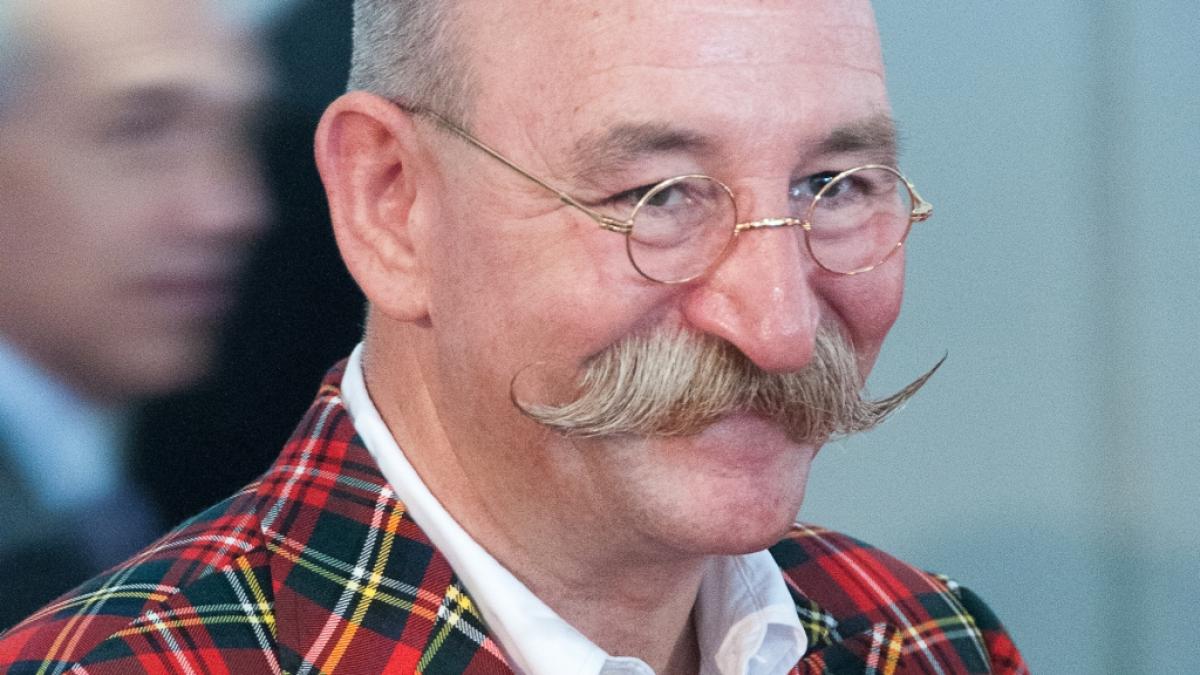 So wie auf diesem Bild sieht Horst Lichter nicht mehr aus: Der Moderator hat eine neue Bartfrisur. (Foto)