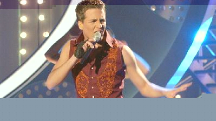 Das Archivbild vom 08.03.2003 zeigt den späteren Sieger Alexander Klaws in Köln im Rahmen des Finales der RTL-Show
