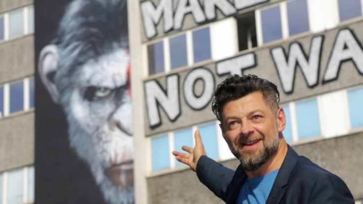 Andy Serkis vor dem größten «Planet der Affen»-Graffiti in Berlin.