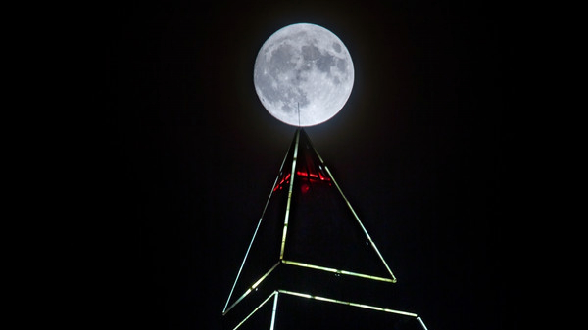 Der Vollmond strahlt am 13.11.2016 in Frankfurt am Main &uuml;ber dem Messeturm. (Foto)