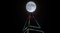 Der Vollmond strahlt am 13.11.2016 in Frankfurt am Main über dem Messeturm.