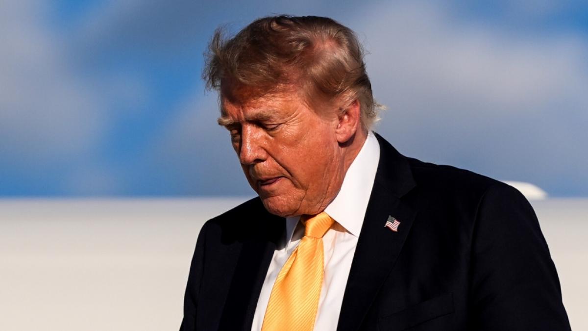 Donald Trump steigt am Flughafen Morristown aus der Air Force One aus. (Foto)