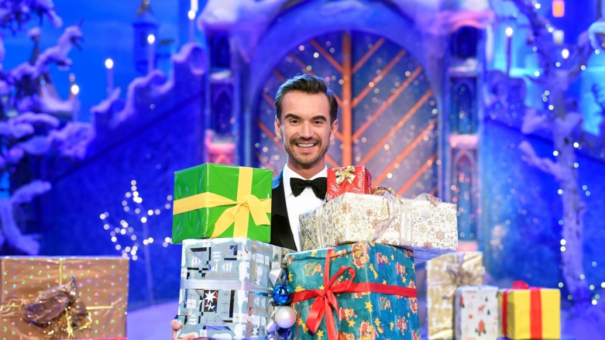Florian Silbereisen z&uuml;ndet gemeinsam mit vielen Stars die ersten Kerzen an und stimmt die Zuschauer mit den sch&ouml;nsten Advents- und Weihnachtsliedern auf die besinnlichste Zeit des Jahres ein. (Foto)