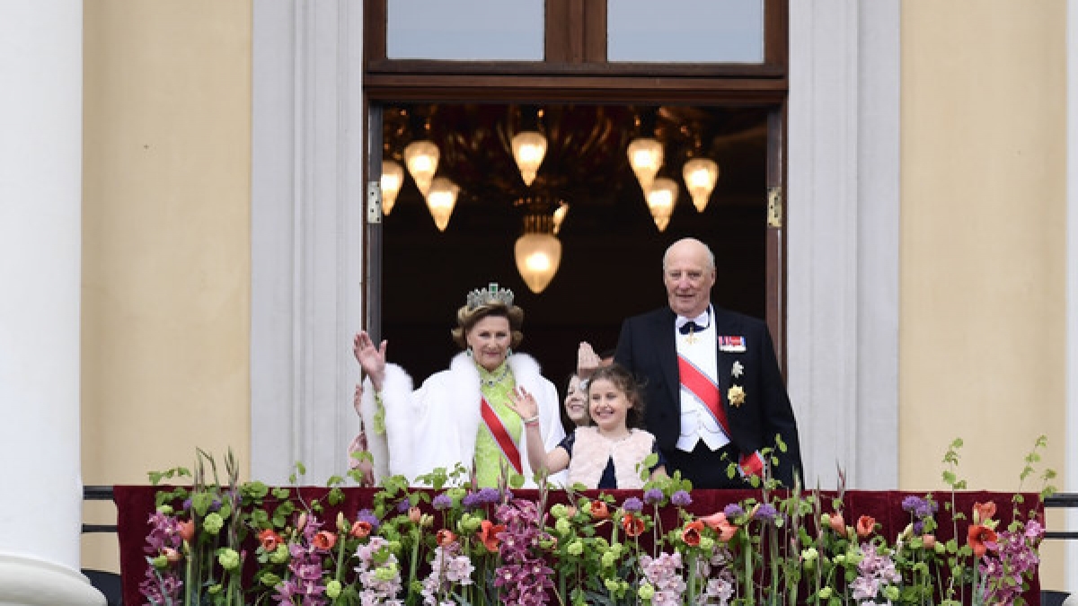 K&ouml;nig Harald und K&ouml;nigin Sonja von Norwegen anl&auml;sslich des 80. Geburtstags des K&ouml;nigs auf dem Balkon des K&ouml;nigspalastes in Oslo. (Foto)