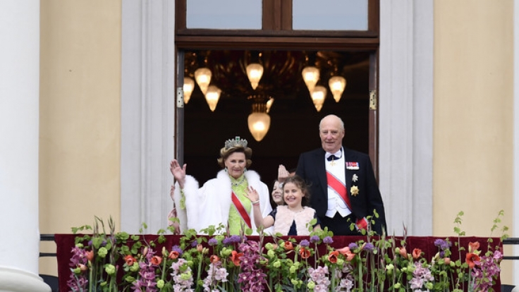 König Harald und Königin Sonja von Norwegen anlässlich des 80. Geburtstags des Königs auf dem Balkon des Königspalastes in Oslo.