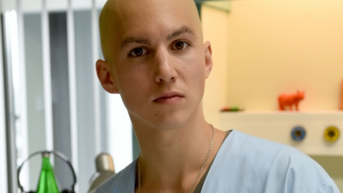 Schauspieler Tim Oliver Schultz spielt Leo Roland in der Vox Fernsehserie "Club der roten B&auml;nder". (Foto)
