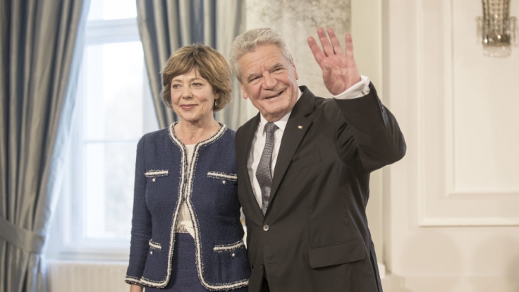 Bundespräsident Joachim Gauck winkt neben seiner Lebensgefährtin Daniela Schadt im Schloss Bellevue.