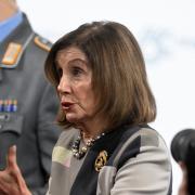 Nancy Pelosi im Gespräch mit Nato-Generalsekretär Jens Stoltenberg bei der Münchner Sicherheitskonferenz 2024.