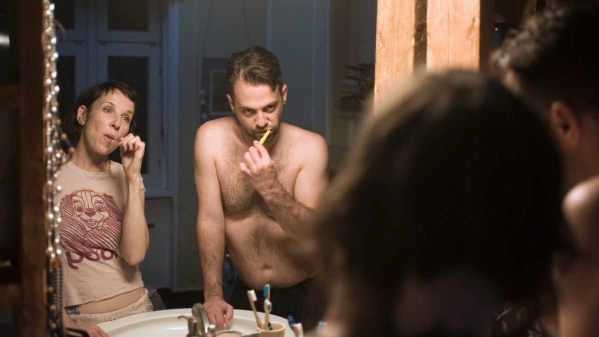 Nina Rubin (Meret Becker) und ihr Mann Viktor (Aleksandar Tesla) bei abendlichem Ritual im Bad. (Foto)