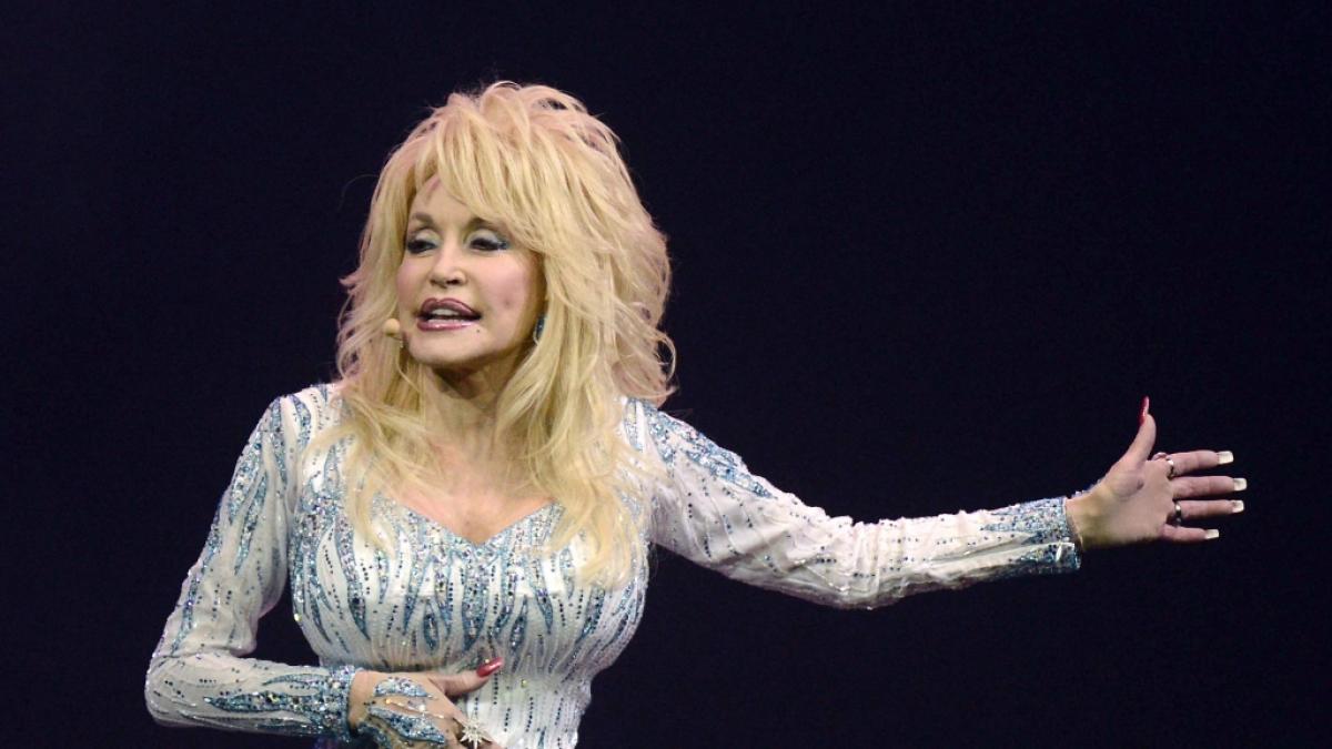 Dolly Parton &uuml;berrascht nicht nur ihren Mann als Playboy-Bunny. (Foto)