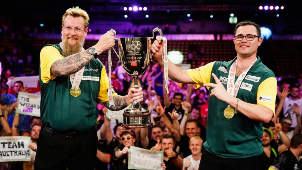 So sehen Sieger aus: Simon Whitlock und Damon Heta feiert den Sieg f&uuml;r Team Australien beim PDC World Cup of Darts 2022. (Foto)