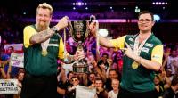 So sehen Sieger aus: Simon Whitlock und Damon Heta feiert den Sieg für Team Australien beim PDC World Cup of Darts 2022.
