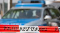 Eine Polizeiabsperrung vor einem Streifenwagen (Symbolbild).