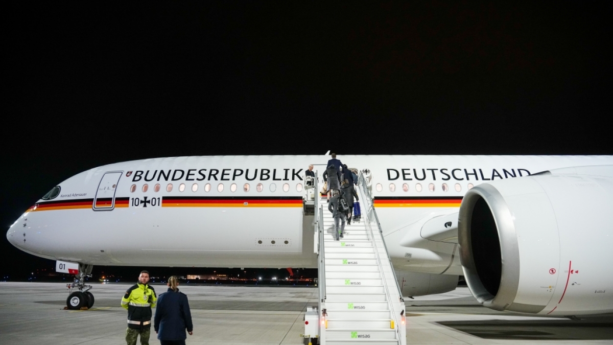 Der neue Airbus A350 "Konrad Adenauer" der Flugbereitschaft steht auf dem milit&auml;rischen Teil des Flughafens Berlin-Brandenburg (BER) (Foto)