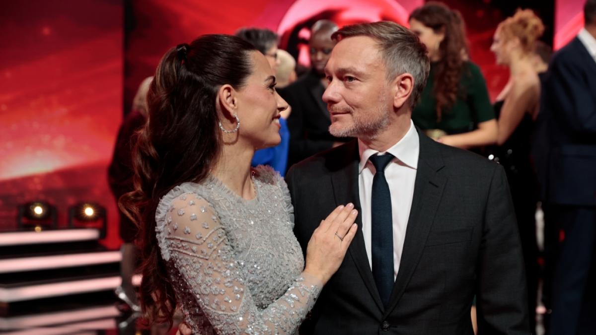 Christian Linder (FDP) kam bei der "Ein Herz f&uuml;r Kinder" Spenden-Gala mit Ehefrau Franca Lehfeldt. (Foto)