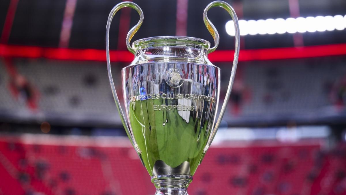 Der Pokal der UEFA Champions League steht vor dem Spiel im Stadion (Symbolbild). (Foto)
