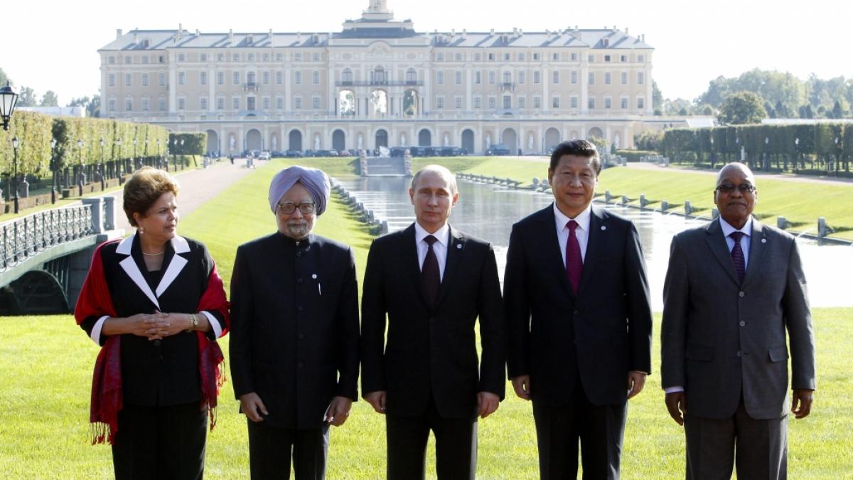 Das Archivfoto zeigt Dilma Rousseff (L), Manmohan Singh (2-L), Wladimir Putin (M), Xi Jinping (2-R) und Jacob Zuma im Jahr 2013 in Strelna. Im Hintergrund ist der Konstantinpalast zu sehen. (Foto)