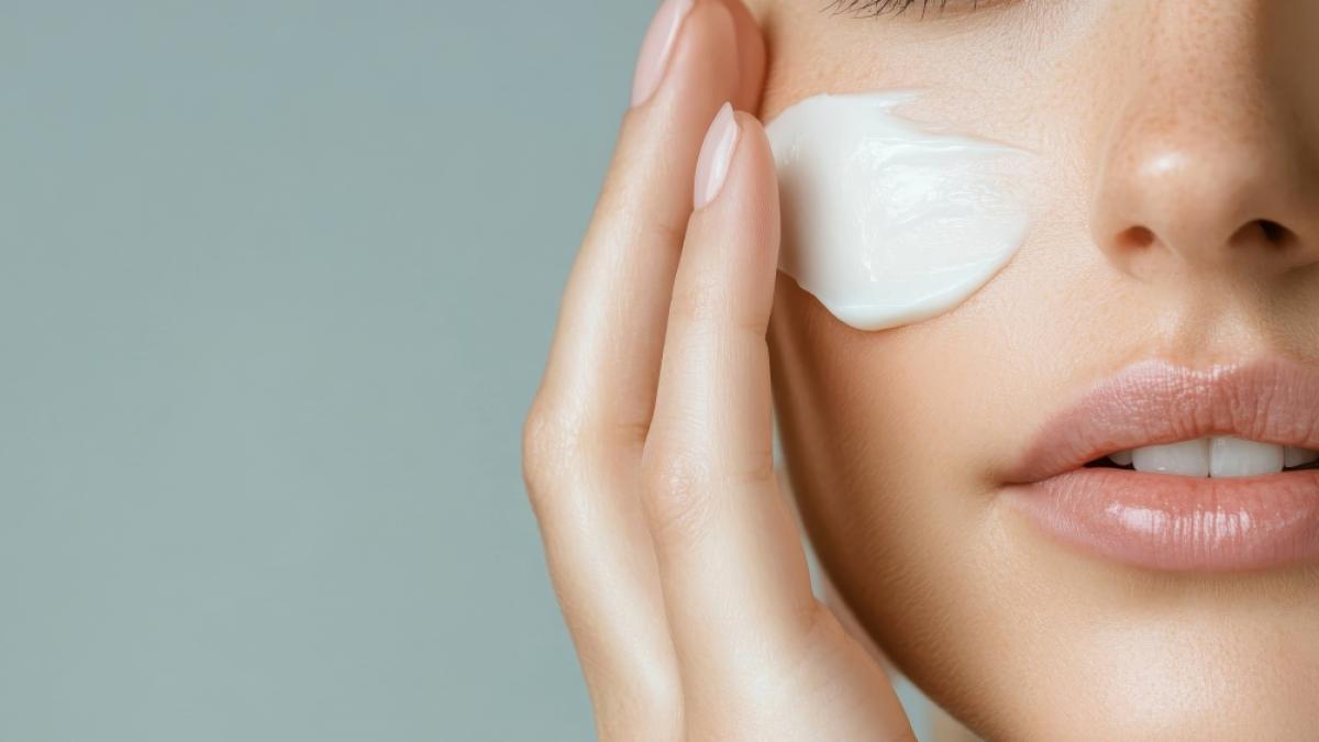 Eine beliebte Hautpflegecreme, die unter anderem bei dm oder Rossmann verkauft wurde, muss aufgrund gesundheitlicher Bedenken zur&uuml;ckgerufen werden (Symbolfoto). (Foto)