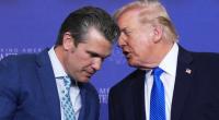 Donald Trump (rechts) bespricht sich mit seinem Verteidigungsminister Pete Hegseth.
