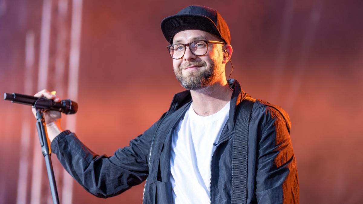 Mark Forster steht bei einem seiner Konzerte auf der B&uuml;hne. (Foto)
