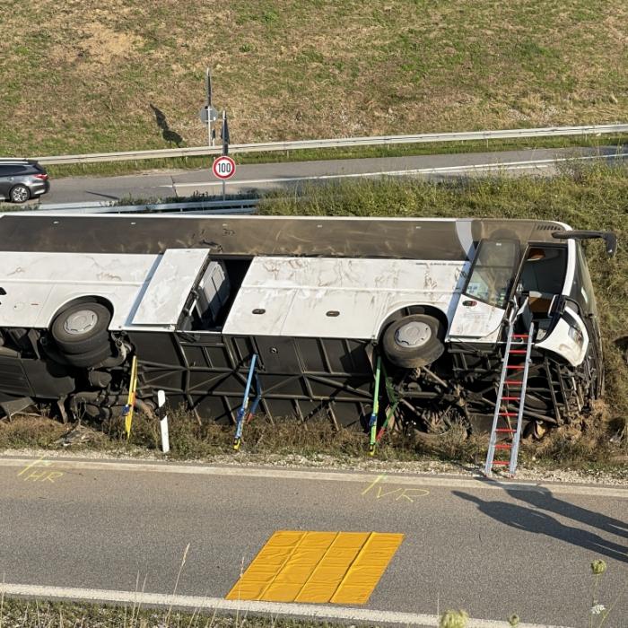 Reisebus kippt während Fahrt um - mehrere Verletzte auf A 93