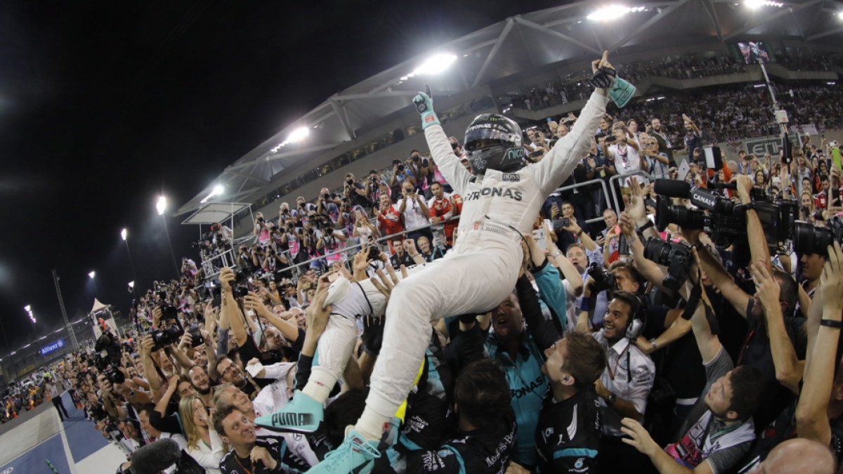 Es ist vollbracht! Nico Rosberg sicherte sich mit einem zweiten Platz beim Saisonfinale der Formel 1 in Abu Dhabi die Weltmeisterschaft! (Foto)