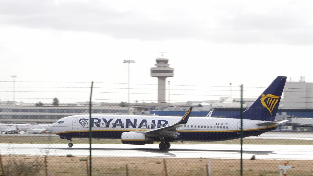 Auf dem Flughafen von Palma de Mallorca musste ein Ryanair-Flieger nach einem Brand an Bord evakuiert werden, mehrere Menschen wurden verletzt (Symbolfoto). (Foto)