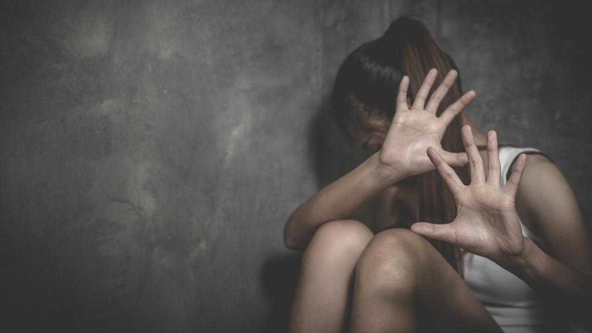 Eine junge Lehrerin aus &Ouml;sterreich soll &uuml;ber Monate hinweg von einer Jugend-Bande erpresst, vergewaltigt und schlie&szlig;lich geschw&auml;ngert worden sein (Symbolfoto). (Foto)