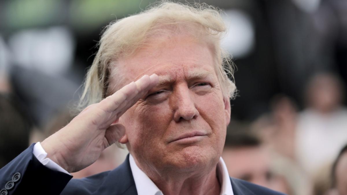 Der ehemalige US-Pr&auml;sident Donald Trump salutiert w&auml;hrend der Er&ouml;ffnungszeremonie des NASCAR Coca-Cola 600 Autorennens. (Foto)