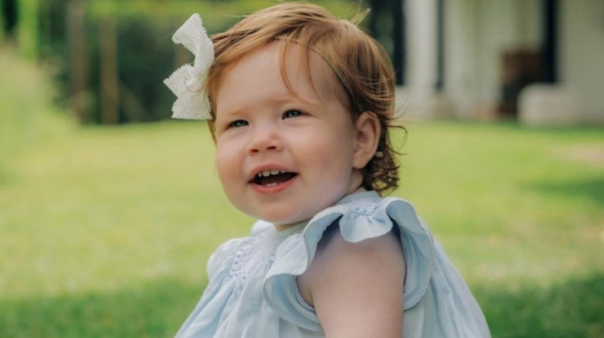 Den ersten Geburtstag ihrer Tochter Lilibet Diana feierten Meghan Markle und Prinz Harry in England - nat&uuml;rlich standesgem&auml;&szlig; mit einem Fotoshooting. (Foto)