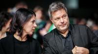 Annalena Baerbock und Robert Habeck besprechen sich beim Grünen-Parteitag in Karlsruhe.