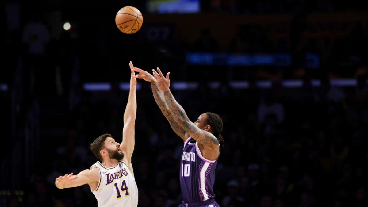 Maxi Kleber von den Los Angles Lakers versucht den Ball zu blocken gegen Demar Derozan von den Sacramento Kings, am 28.12.2025. (Symbolbild) (Foto)